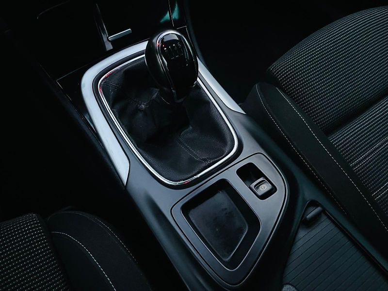 Opel Insignia 2.0CDTi MANUÁL KAMERA SERVISKA - fotka 40 z 46