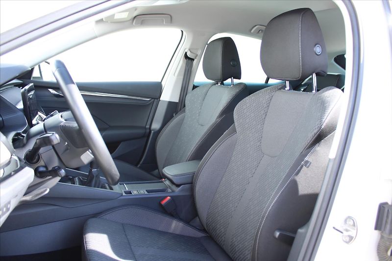Škoda Octavia 2.0 TDI STYLE DPH 1.MAJITEL ČR - fotka 9 z 24