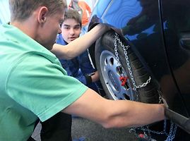 Umíte správně nasadit sněhové řetězy?