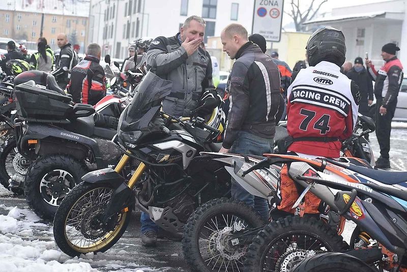 Tradiční Vánoční vyjížďka motorkářů zasněženým Krnovem na Štědrý den 24. 12. 2023