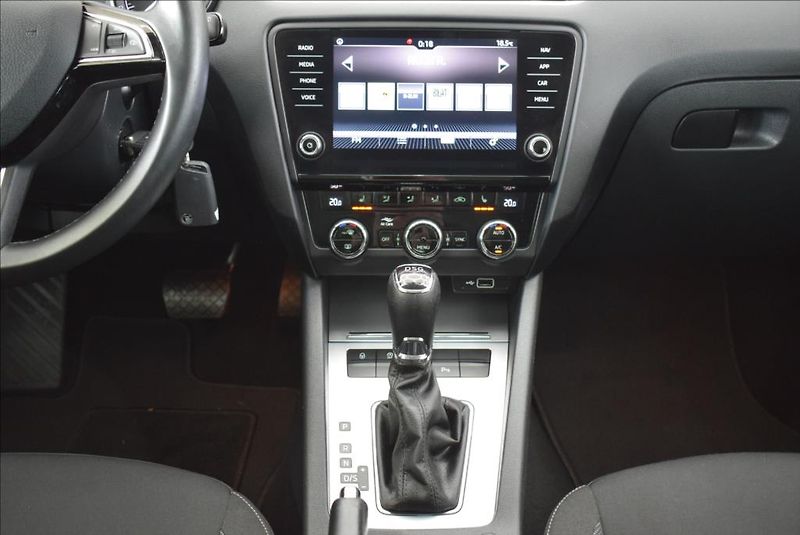 Škoda Octavia 1,6 TDi, DSG,NAVI,serviska, - fotka 17 z 40
