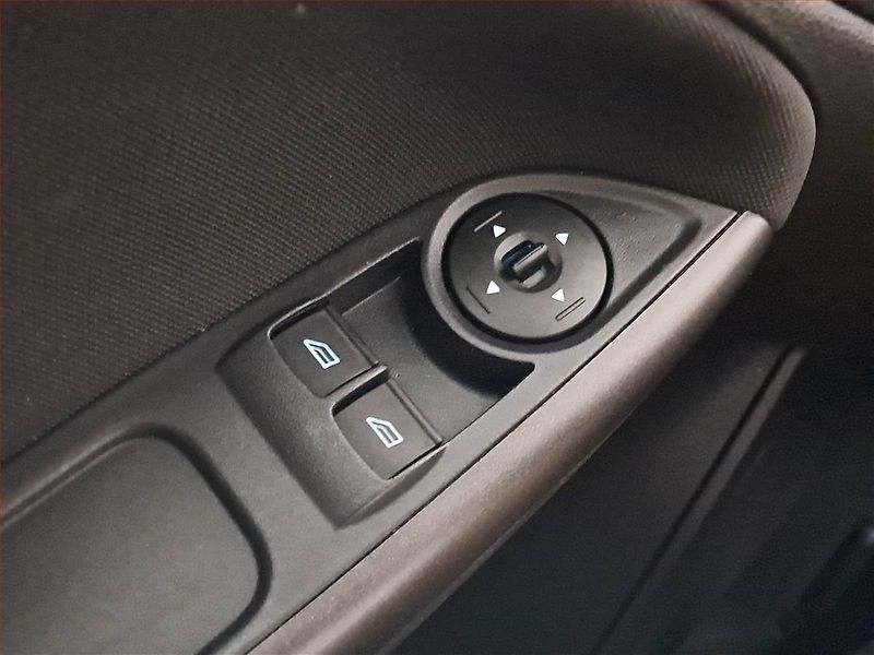 Ford Focus (2017) 1.6 i, Serv.kniha - fotka 18 z 19