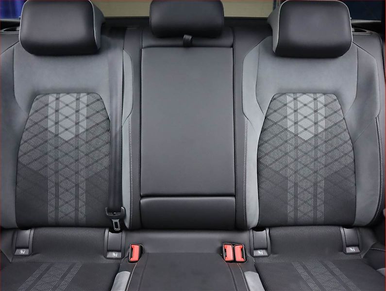 Volkswagen Golf (2021) R-Line 2.0 TDI, Automat, Kůže - fotka 10 z 25