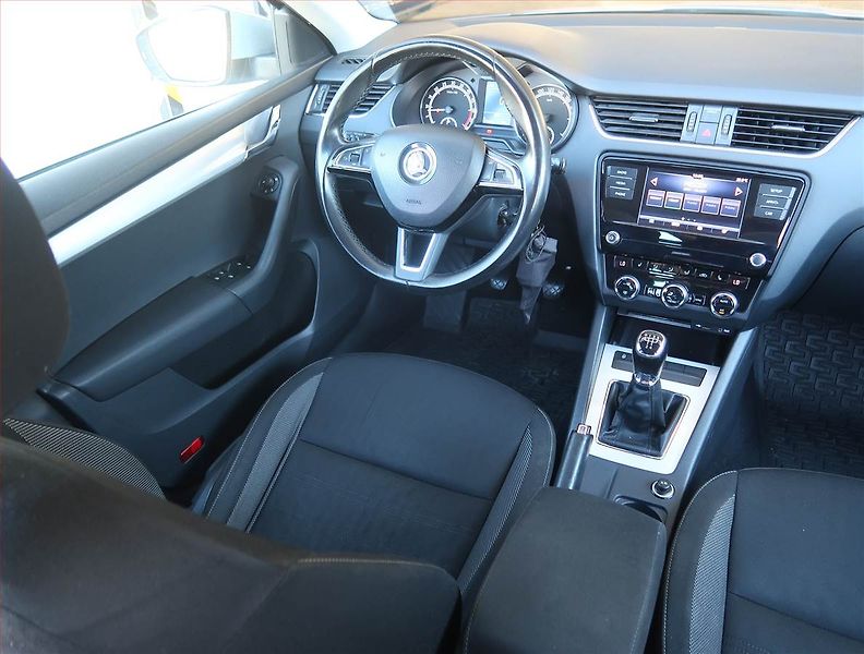 Škoda Octavia (2017) 1.6 TDI, Tempomat - fotka 7 z 17