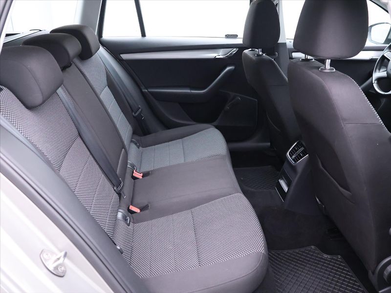 Škoda Octavia 1,6 TDI Ambition Klima Tempoma - fotka 13 z 28