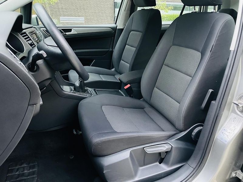 Volkswagen Golf Sportsvan 1.6TDI MANUÁL SENZORY TEMPOMAT - fotka 28 z 40