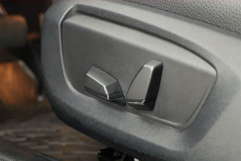 BMW Řada 5 (2015) 520d xDrive, 4X4, Automat - fotka 25 z 34