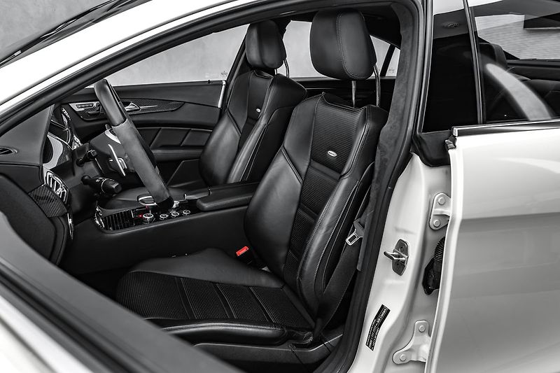 Mercedes-Benz CLS 63 AMG 4M, Designo Carbon H&K - fotka 16 z 28