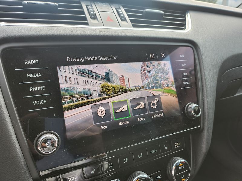 Škoda Octavia RS 2.0 TDI 135kw DSG 4X4 Combi - fotka 12 z 25