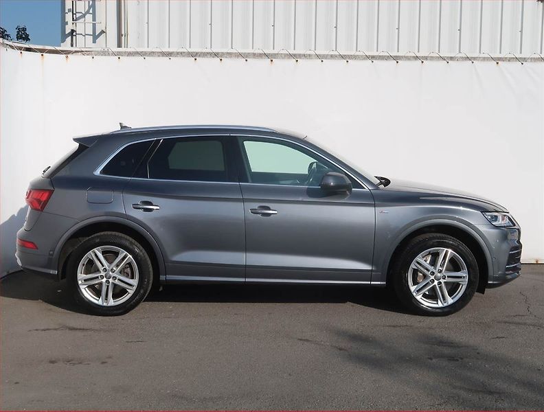 Audi Q5 (2018) S line 3.0 TDI - fotka 6 z 23