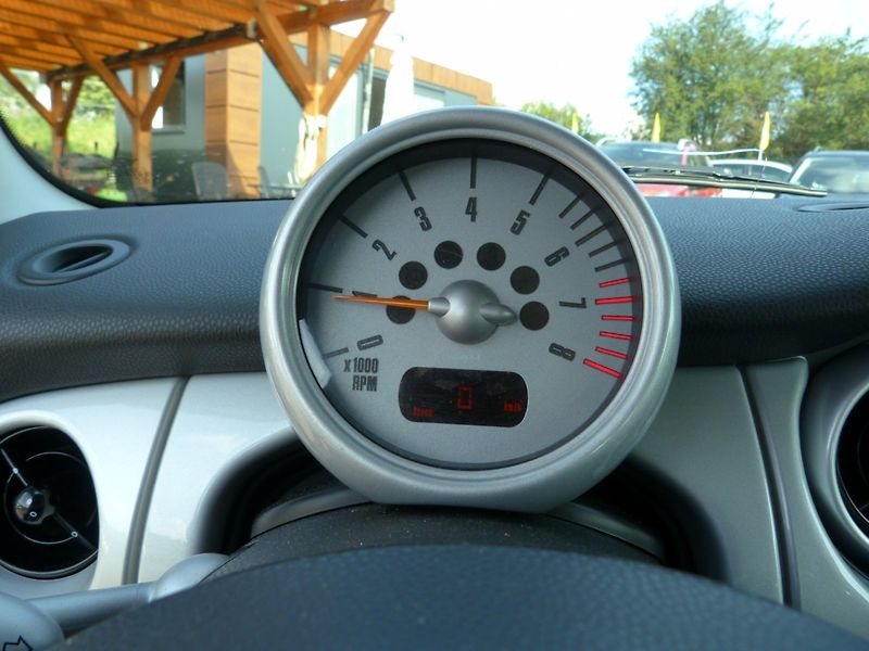Mini Cooper 1.6 i 85 kw - fotka 16 z 17