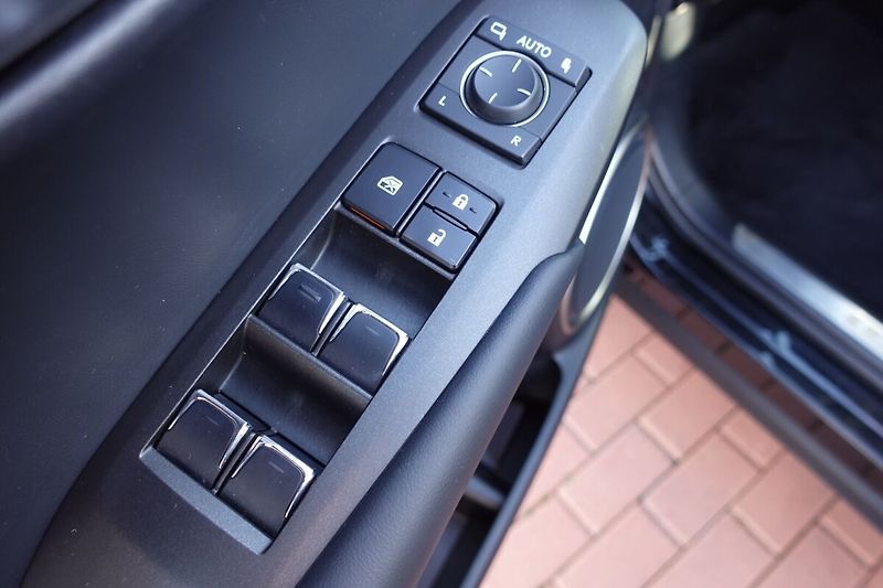 Lexus NX 300h 2,5HSD AWD PRESTIEGE SAFETY - fotka 11 z 34