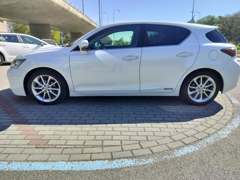 Lexus CT 200h plný servis v Lexusu  - fotka 4 z 32