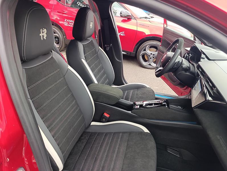Alfa Romeo Junior (2026) Sport Speciale 1.2 Turbo Hybr. - fotka 18 z 34