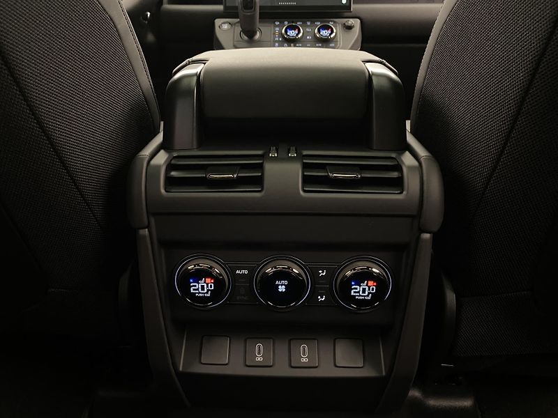 Land Rover Defender (2026) P635 OCTA BLACK AWD - fotka 58 z 77