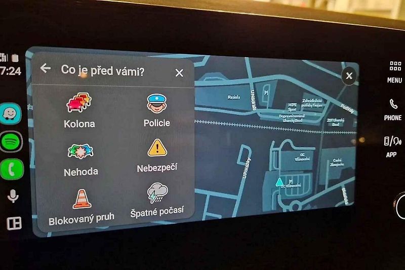 Mobilní navigace Waze v Android Auto.