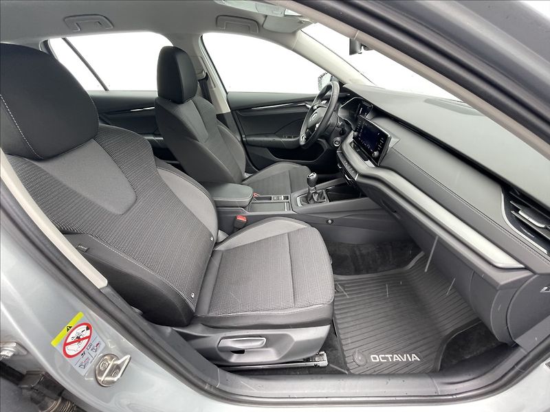 Škoda Octavia 2,0 TDI Combi Ambition Plus - fotka 18 z 23