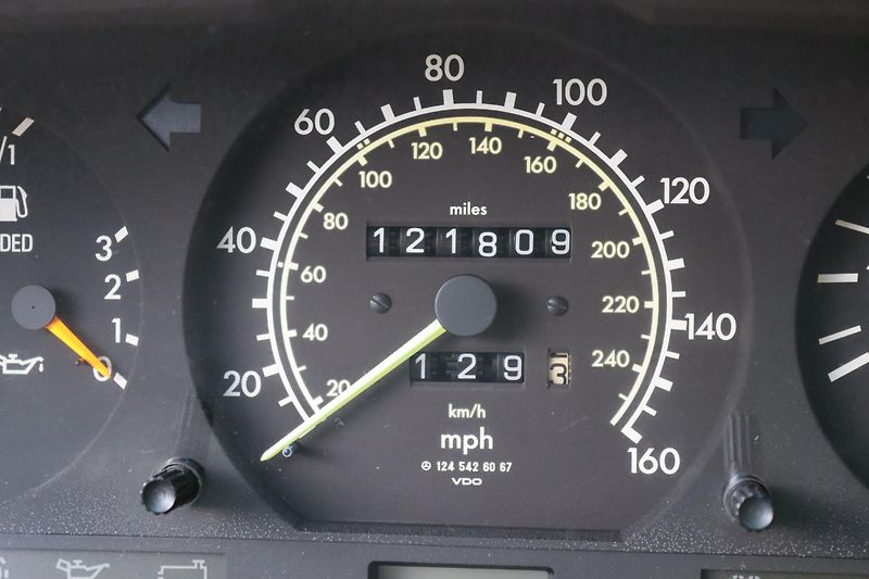 Mercedes-Benz 124 W124 320 E Sedan (1993) - fotka 32 z 32