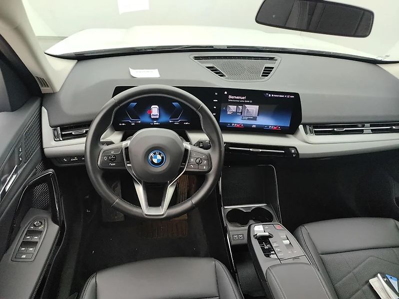 BMW iX1 (2023) xDrive30 - fotka 8 z 12