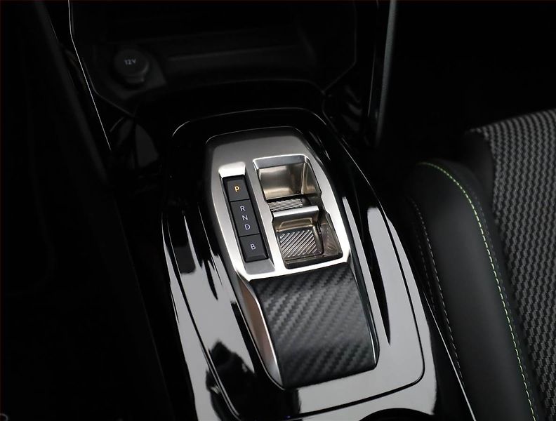 Peugeot 2008 (2025) 54 kWh, SoH 98%, digi klima - fotka 12 z 20