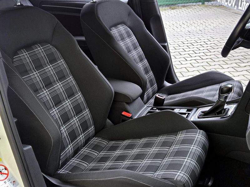 Volkswagen Golf 2,0GTD 135kW DSG, DPH, SERVIS  - fotka 30 z 51