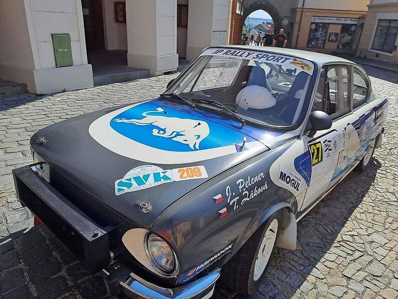 Přehlídku závodních aut a motocyklů pořádal Autoklub Mělník.