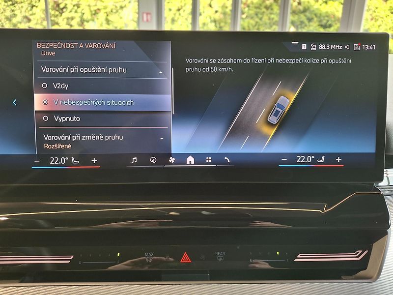 BMW Řada 5 520d xDrive Touring M-Sport - fotka 27 z 34