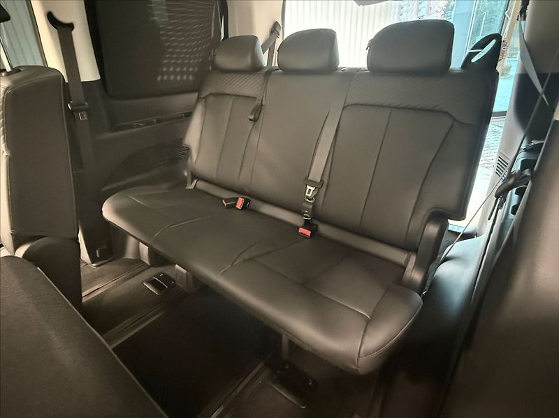 Hyundai Staria 2,2 CRDI PREMIUM LUXURY PANO - fotka 14 z 26
