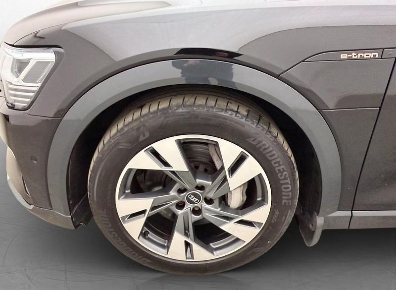 Audi e-tron 55 Quattro Vzduch Ambient Taž - fotka 20 z 23