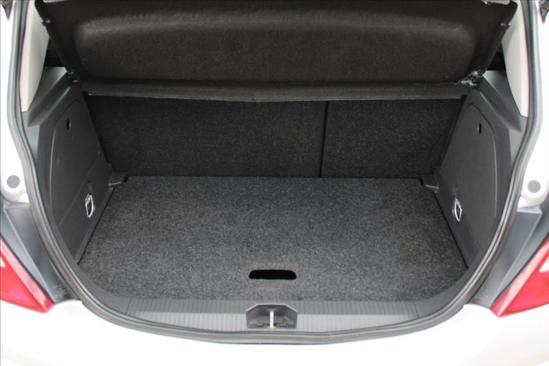 Opel Corsa 1,4 i  KLIMATIZACE, TEMPOMAT - fotka 22 z 24