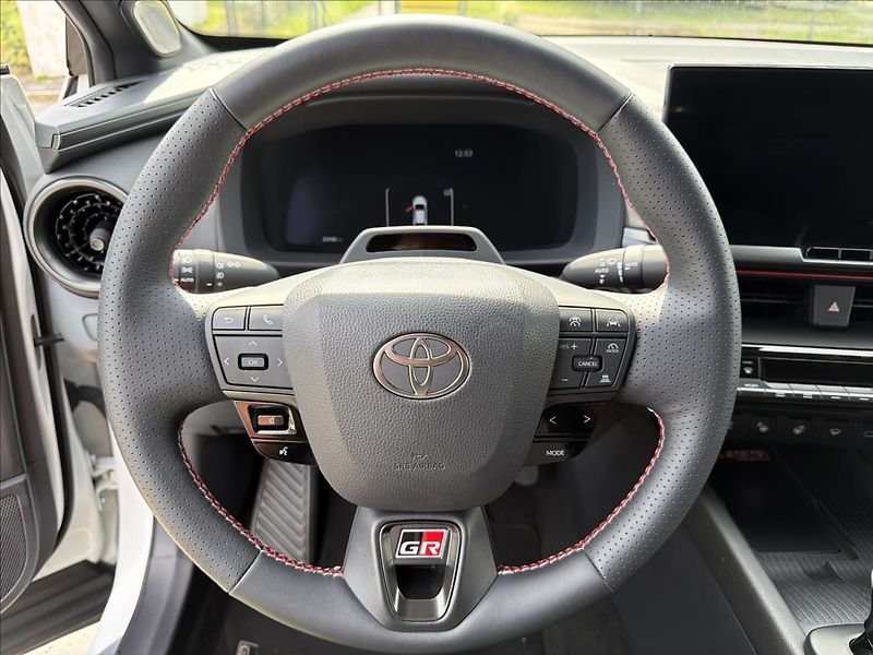 Toyota C-HR 2,0 Hybrid E-CVT AWD GR Sport - fotka 17 z 32