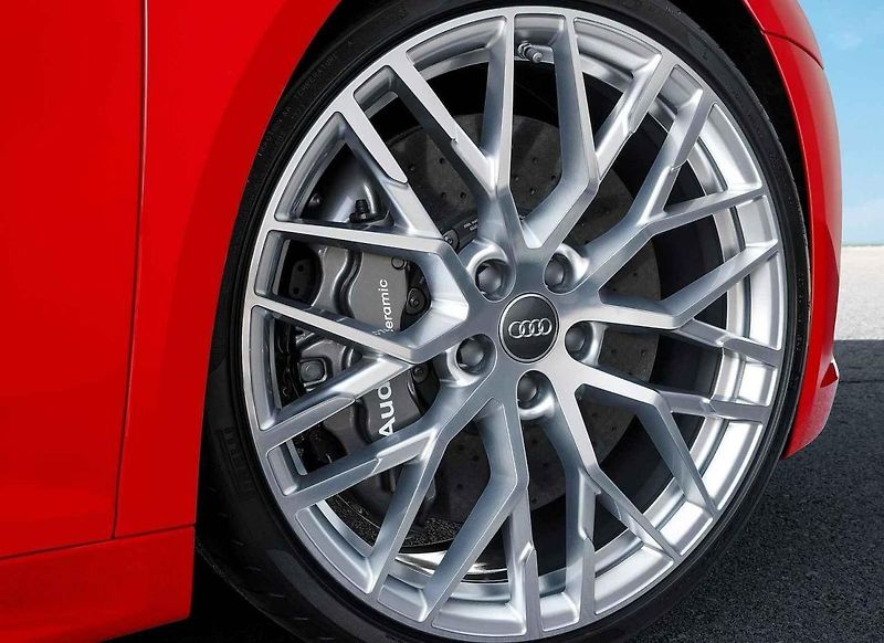 Audi R8 a e-tron GT připravené na jízdu na okruhu
