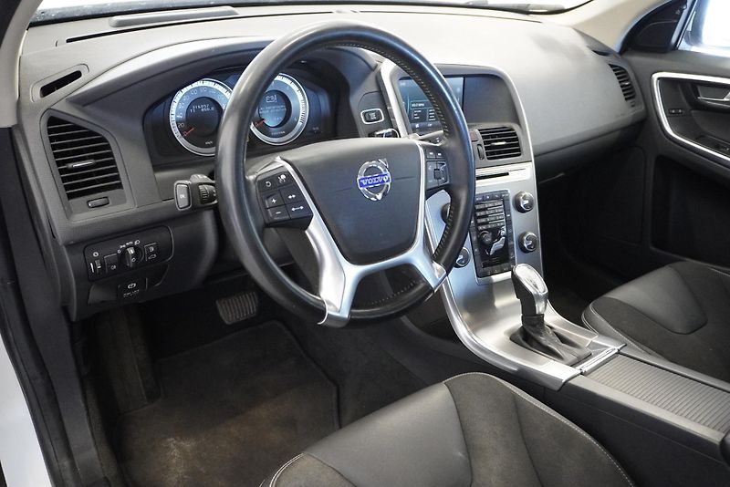 Volvo XC60 D4 AWD MOMENTUM AUT. - fotka 12 z 26