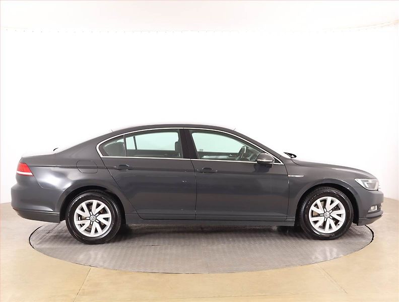 Volkswagen Passat (2016) 2.0 TDI, 4X4, Tempomat - fotka 6 z 16