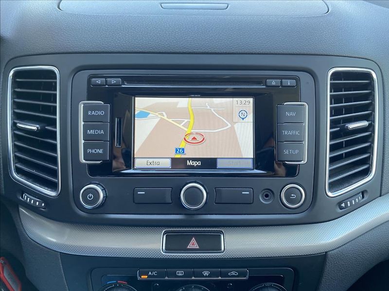 Volkswagen Sharan 2,0 TDI 103kW / DSG / VÝHŘEV - fotka 29 z 46