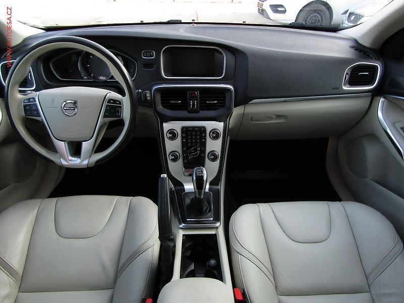 Volvo V40 (2017) 2.0 D2, AC, LED, kůže - fotka 8 z 17