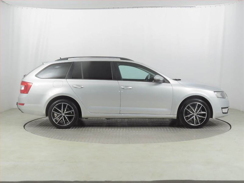 Škoda Octavia (2014) Ambition 2.0 TDI, Navi - fotka 6 z 17