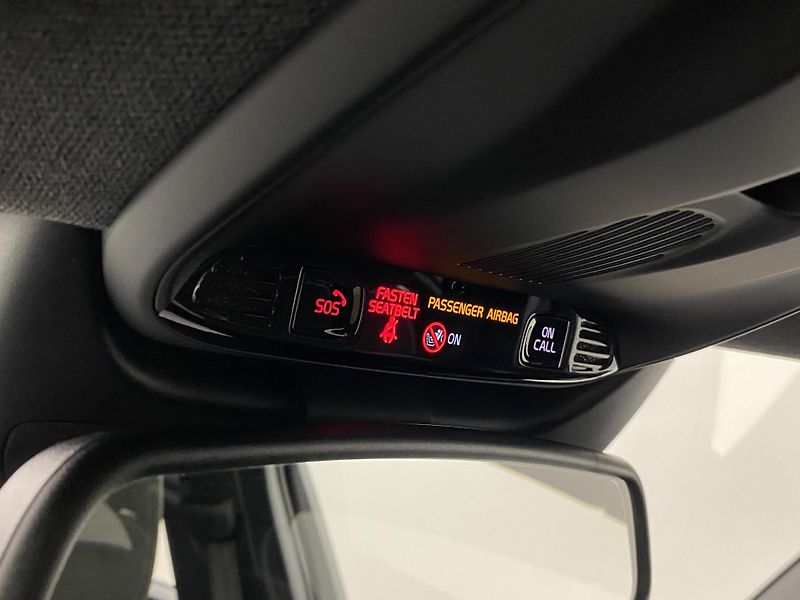 Volvo XC40 D4 AWD R-DESIGN AUT  - fotka 30 z 40