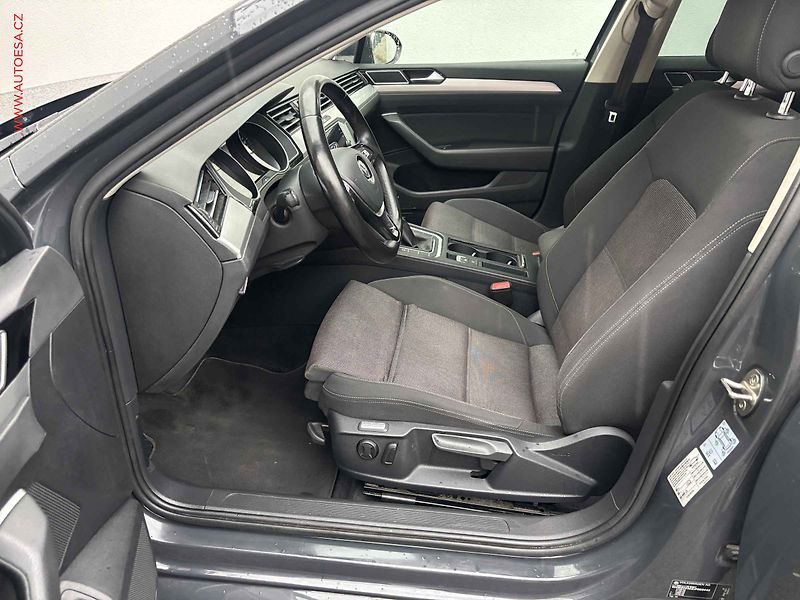 Volkswagen Passat (2017) 2.0 TDi, Navi, AC - fotka 9 z 17