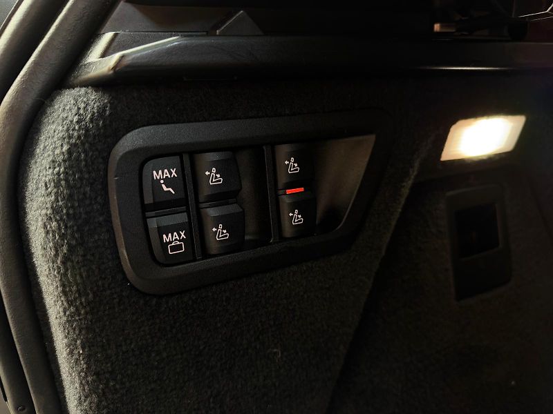 BMW X7 M50xD-R22-PANO-H&K-ČR-TOP STAV - fotka 45 z 53
