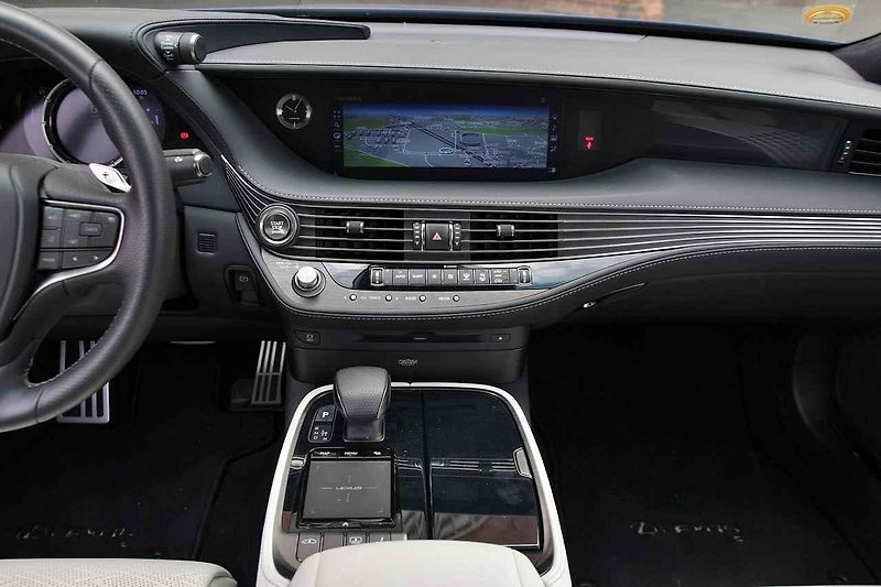 Lexus LS 500.