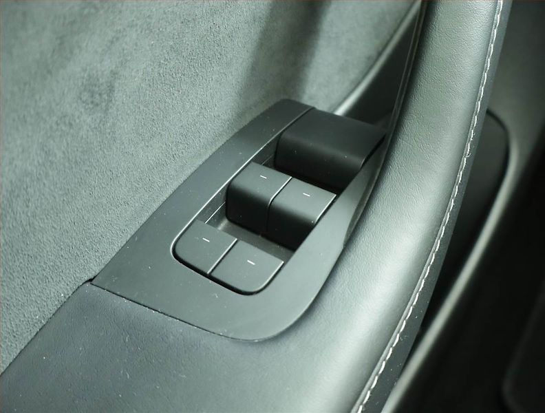 Tesla Model 3 (2021) Long Range 4WD 82kWh, SoH 80% - fotka 18 z 22