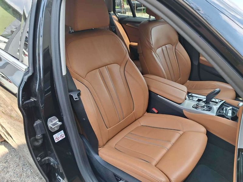BMW Řada 5 530d xDrive AT Touring - fotka 11 z 71