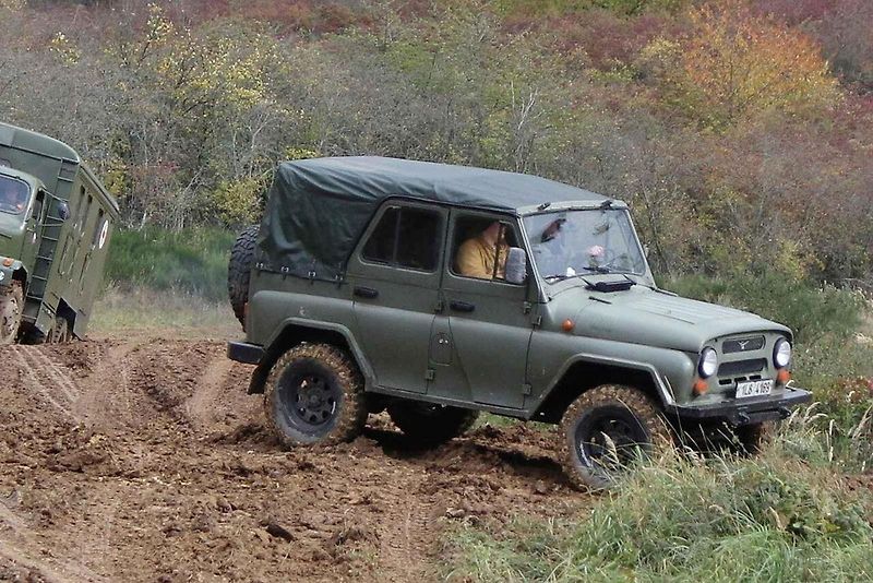 UAZ-469, vojenský terénní automobil, který získal pověst nezničitelného dříče.