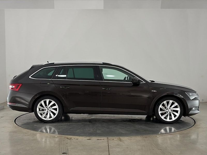 Škoda Superb Laurin & Klement 4x4 DSG - fotka 16 z 32