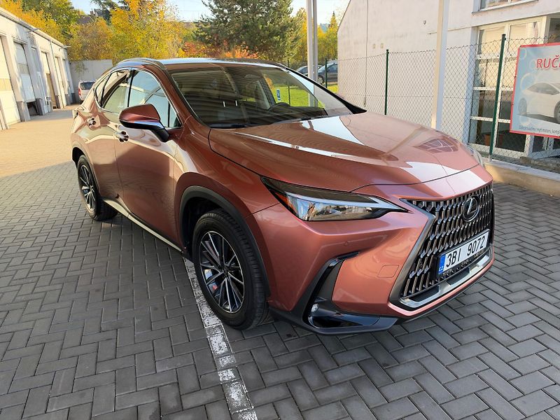 Lexus NX 350h 2,5 Executive FWD - fotka 3 z 10