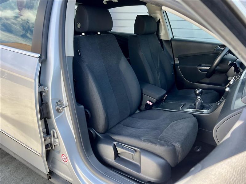 Volkswagen Passat 2,0 FSI  COMFORTLINE - fotka 18 z 28