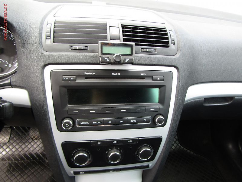 Škoda Octavia (2010) 1.6 TDi, AC, temp, tažné - fotka 14 z 20