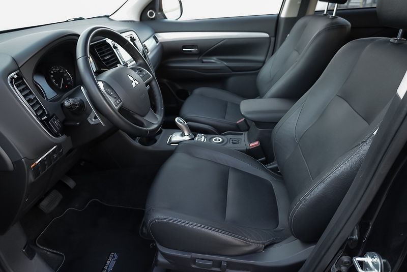 Mitsubishi Outlander 2.0 PHEV 4x4 - fotka 23 z 34