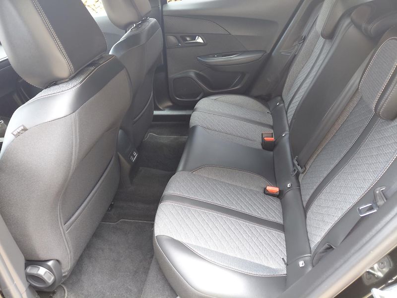 Peugeot 2008 (2024) 1.2i PureTech 110, 6-ti rychl. - fotka 11 z 12